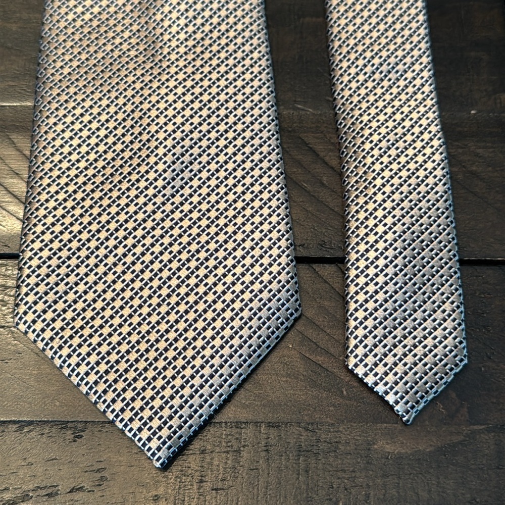 Club Room (Macy's) tie. NWT. Elegant Blue and Silver Men's Tie